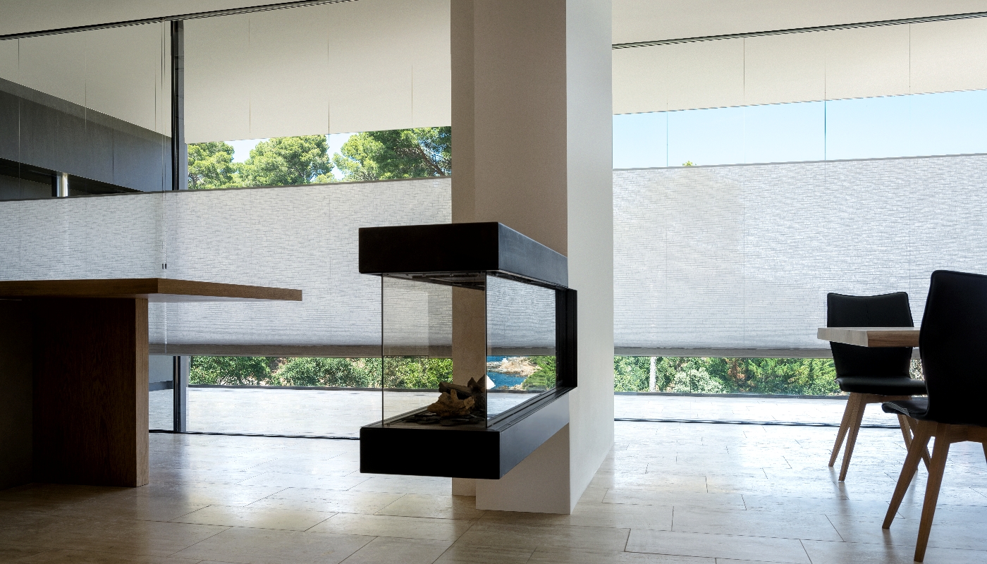 plisiran senčnik v obliki satja